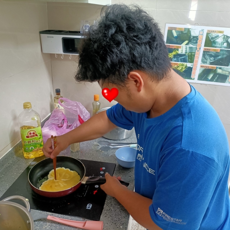 學會用蛋包飯