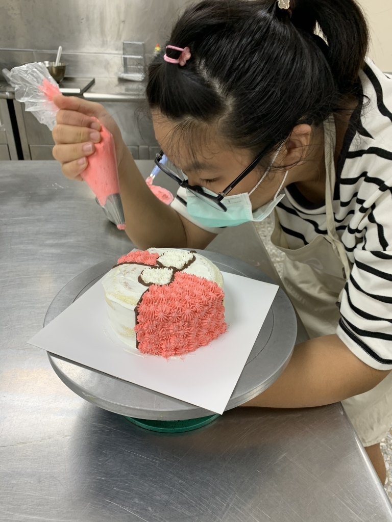 小涵正在設計自己的蛋糕